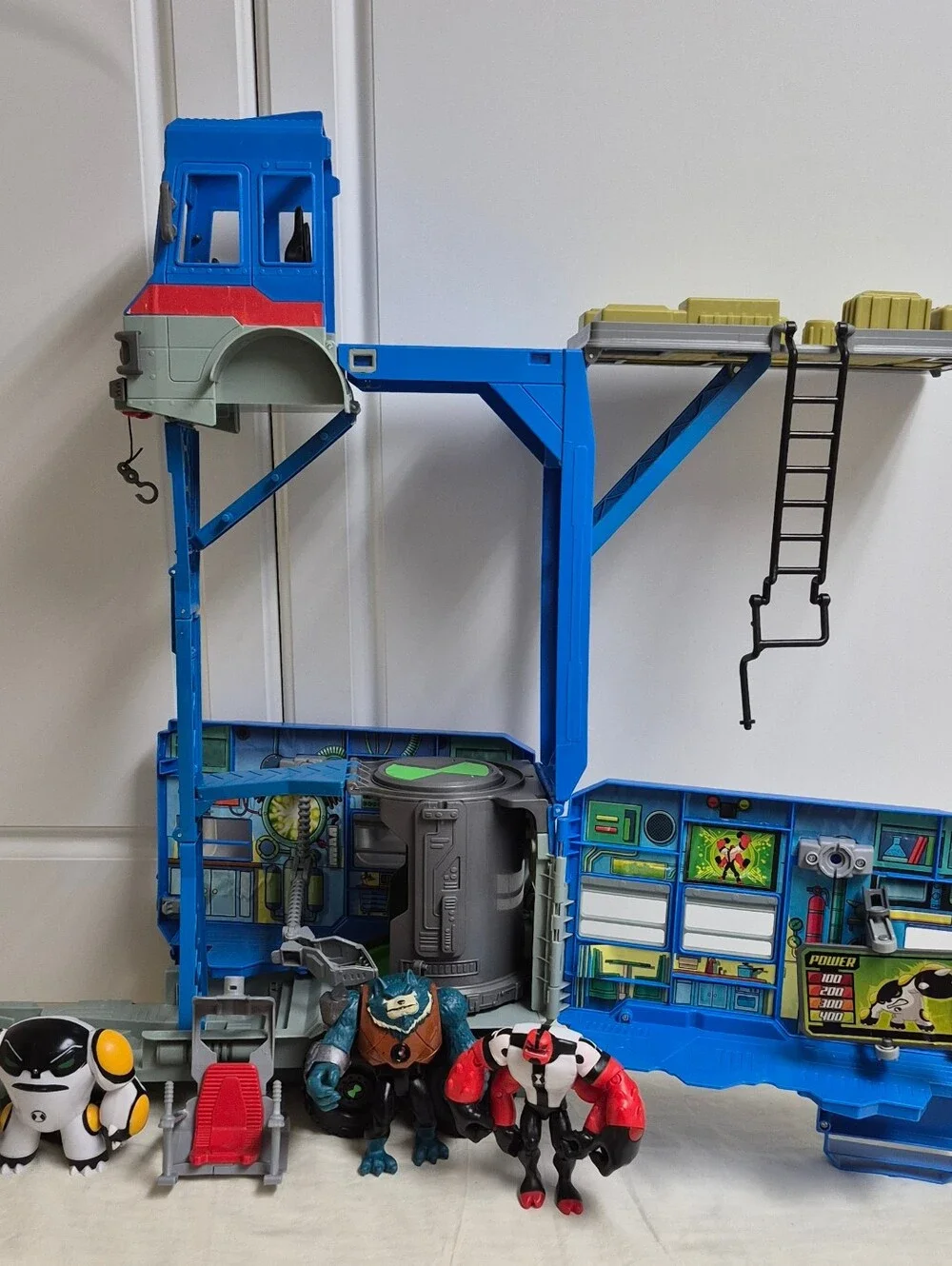 Ben 10 2017 Rustbucket Transforming Vehicle Playset Van RV + 3 Figures!